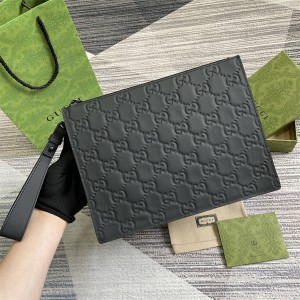 gucci英国官网古驰 771319 GG橡胶效果手拿包