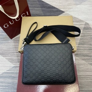 gucci中文官网古驰 850214 GG Emblem系列中号斜挎包