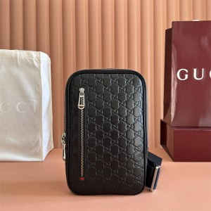 gucci澳洲官网古驰 862915 GG Emblem系列胸包