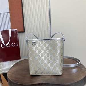 gucci旗舰店古驰 847090 GG Emblem系列纤薄水桶包（银色）